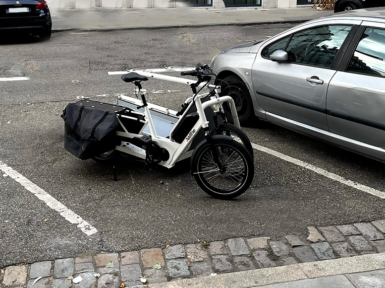 Stationnement-velo-cargo-avec-remorque