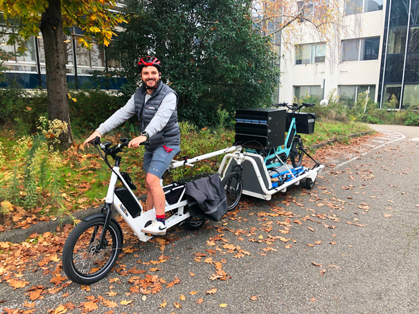 Velo-electrique-et-grande-remorque